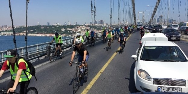 10 bin bisikletli köprüden geçti