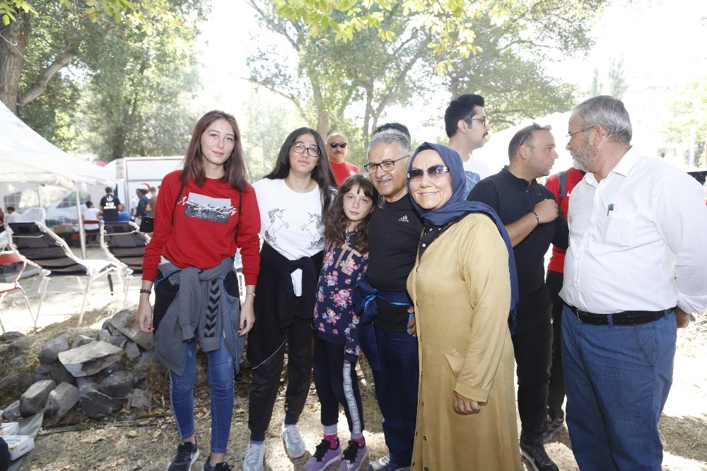 10 bin kişi ile doğa yürüyüşü 
