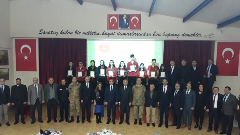 10 bin lirayı TSK’ya bağışlayan lise öğrencileri madalya ve beratla ödüllendirildi 
