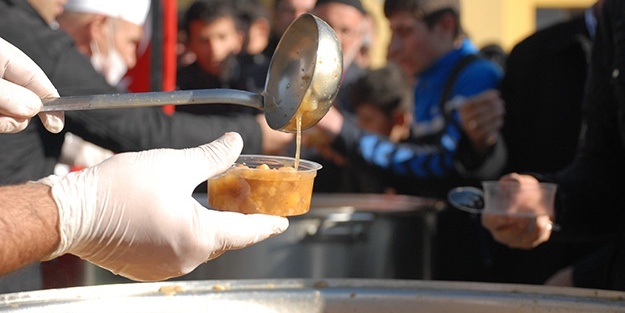 10 bin Suriyeli'ye aşure dağıtıldı