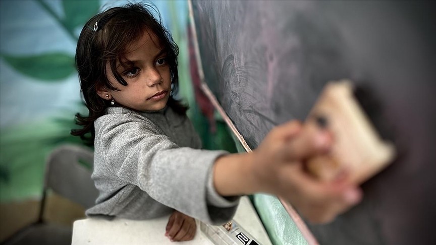 10 binlercesinin eğitim hakkı elinden alındı! Soykırımcı İsrail, Gazze’de 16 bin öğrenciyi şehid etti