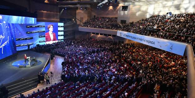 10 büyükelçi rezaleti yaşanırken İYİ Parti kongresinde dikkat çeken görüntü! Akşener arkasına alıp konuştu