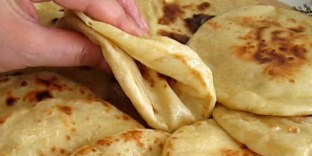 10 dakikada yumuşacık bazlama tarifi! Malzemeler: 1 su bardağı yoğurt.. Mutfakta kadınlar hep yapıyor