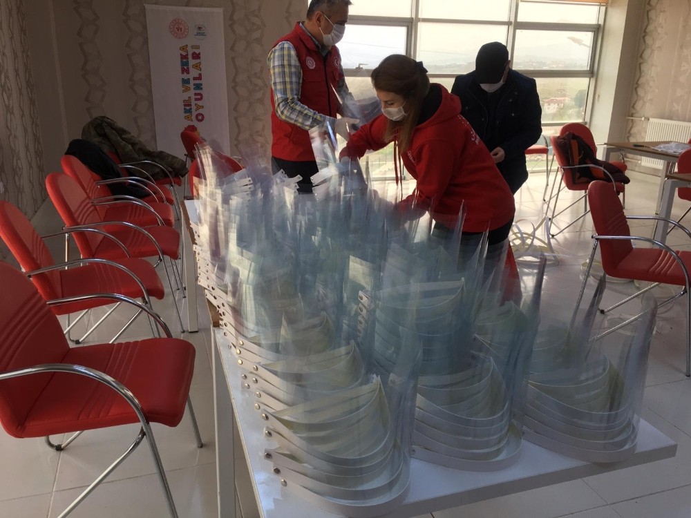 10 günde 8 bin koruyucu siperli maske ürettiler 