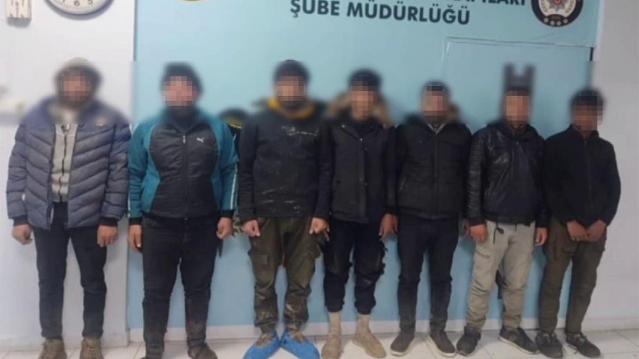 10 kaçak göçmen ve 2 insan taciri duvara tosladı