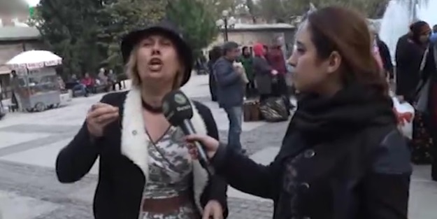 Şiir okurken cinnet getiren kemalist teyze