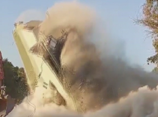 10 katlı bina böyle yıkıldı