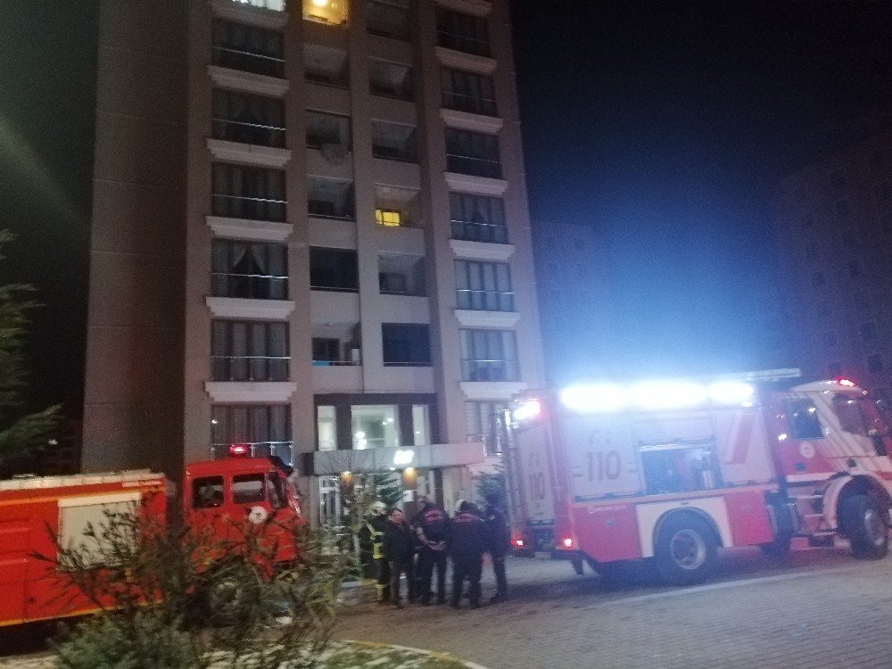 10 katlı binada çıkan yangın vatandaşları sokağa döktü 