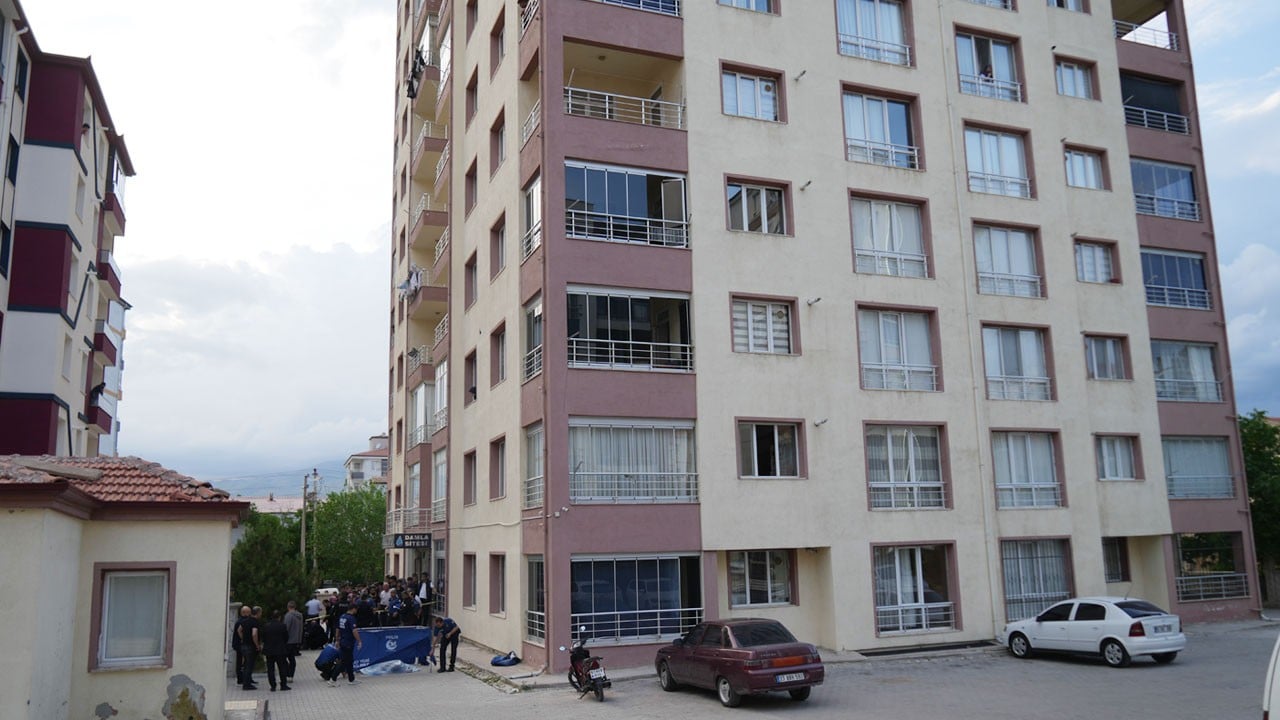 10. kattan zemine çakılan genç hayatını kaybetti