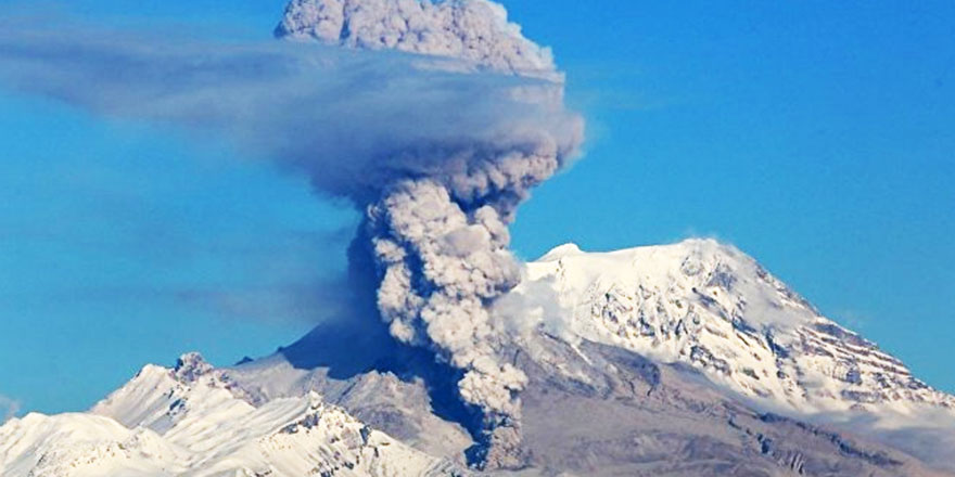 10 kilometre yüksekliğe kadar kül püskürttü