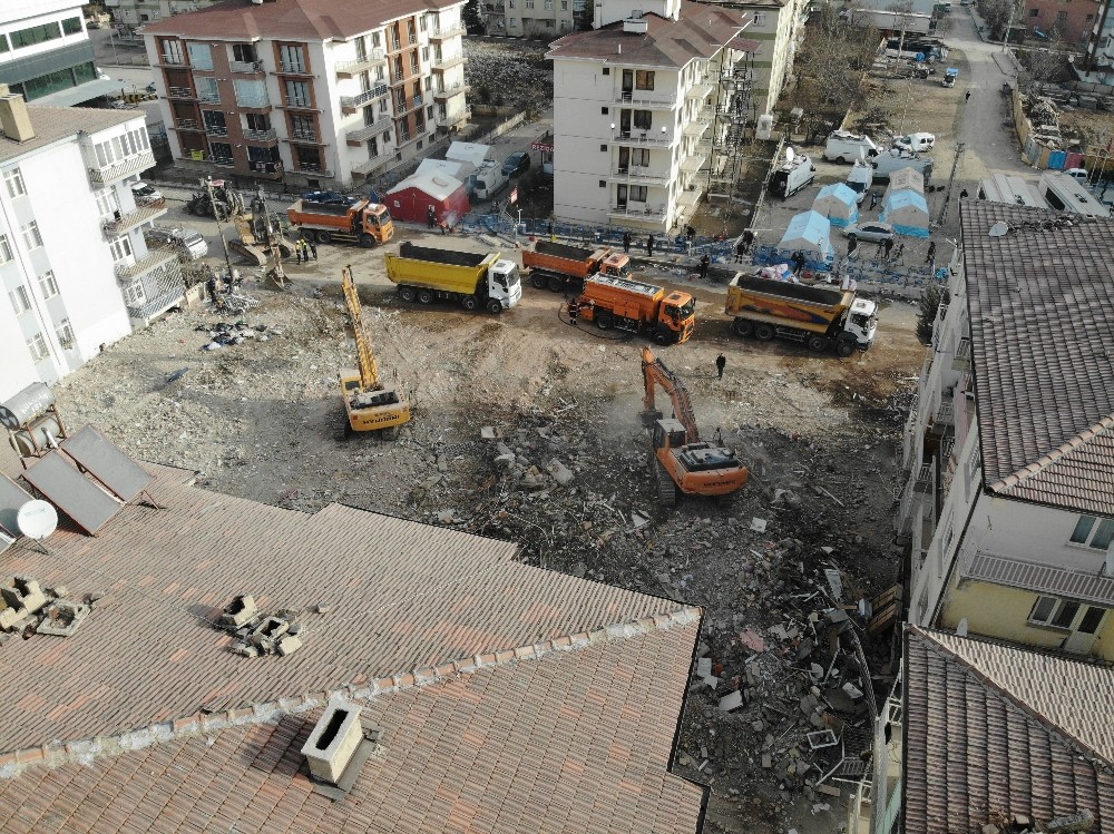 10 kişinin hayatını kaybettiği Dilek apartmanında enkaz çalışması 