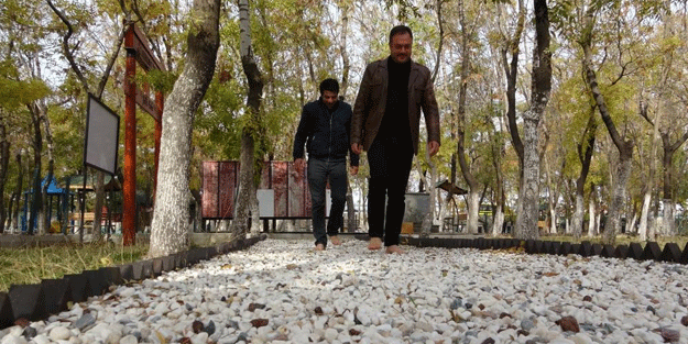 10 metrelik yol için giden gidene! Karşınızda çıplak ayak parkuru