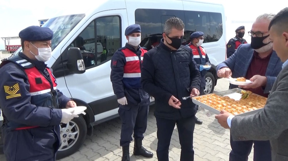 10 Nisan’da polis ekiplerine tatlı ikramıyla moral desteği 