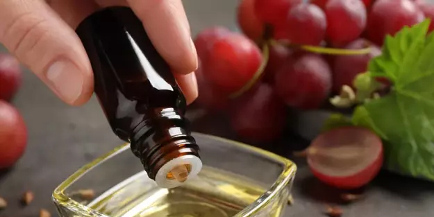 10 yaş birden gençleşmek mümkün! Tek damlada yaşlılık izlerini siliyor: işlemlere para dökmeye gerek yok! Bakın ne