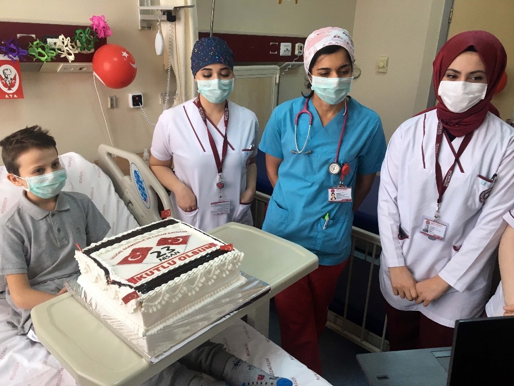 10 yaşındaki Baran’a hastane odasında 23 Nisan sürprizi 