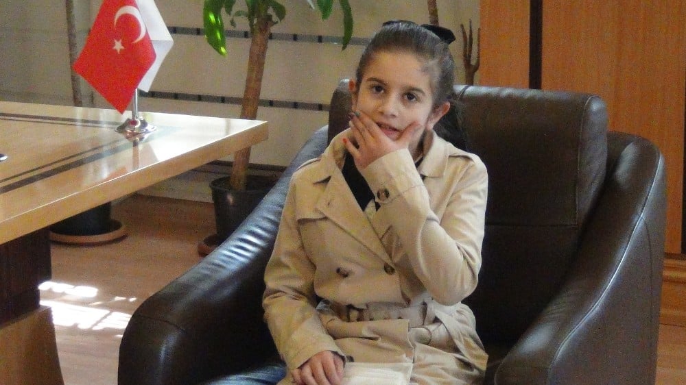 10 yaşındaki Betül’ün tek hayali haber spikeri olmak 