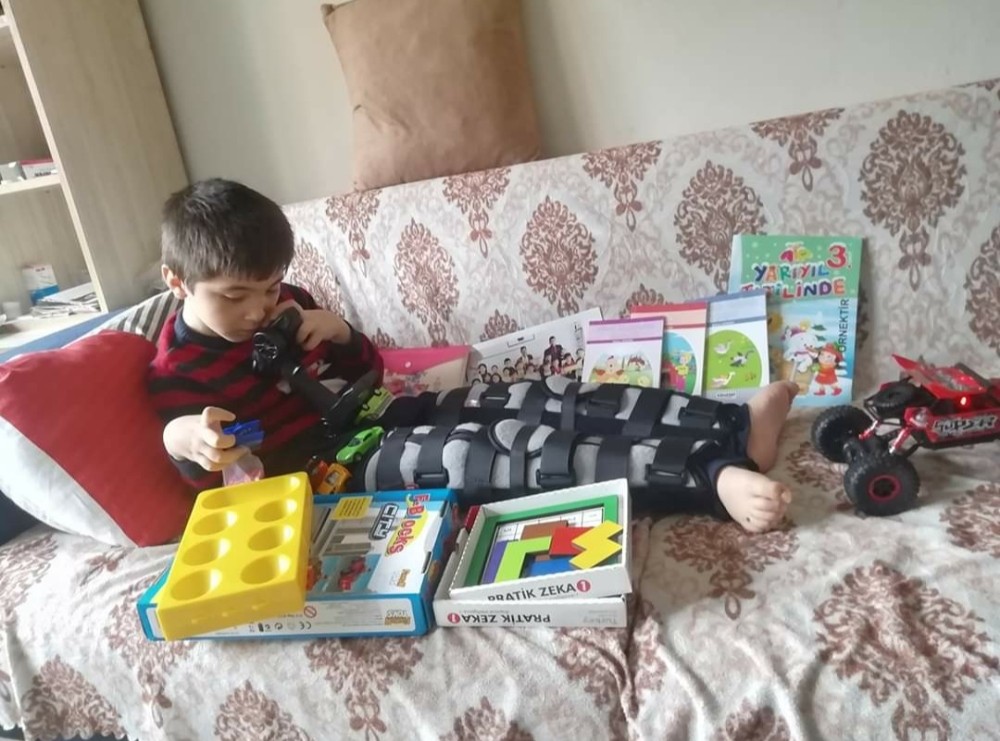 10 yaşındaki çocuğun acısını akranları paylaştı 
