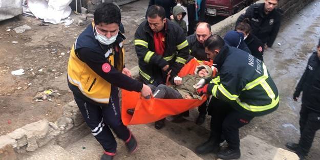 10 yaşındaki çocuğun yüzüne demir saplandı