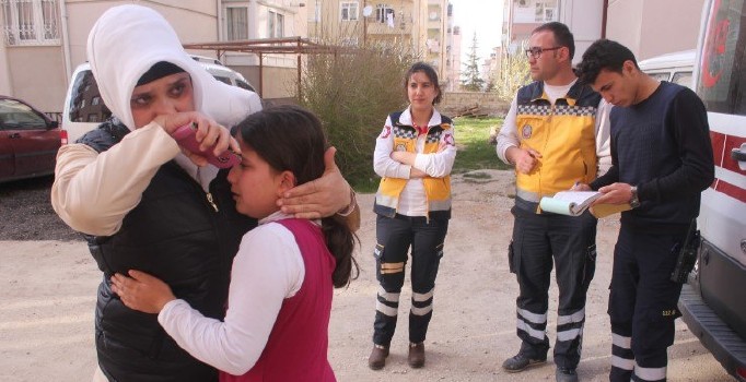 10 yaşındaki çocuk balkondan düşerken su borusuna tutunarak hayatta kaldı