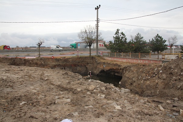 10 yaşındaki çocuk su dolu çukura düştü!