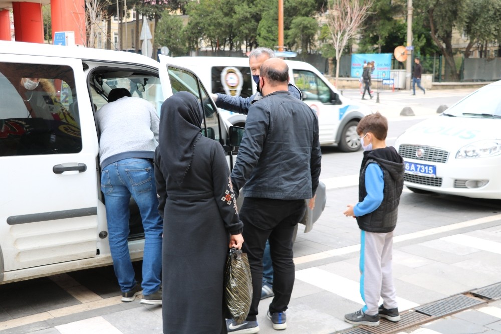 10 yaşındaki oğluyla sokağa çıkan baba ve anneye cezai işlem 