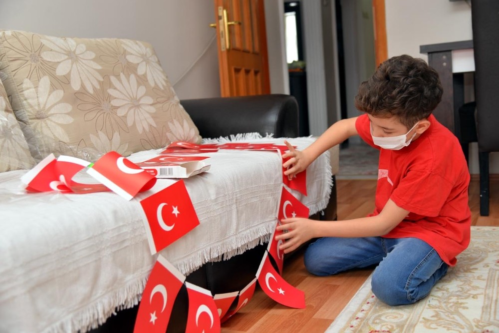 10 yaşındaki Umut evini süslemek için Türk bayrağı ve balon istedi 