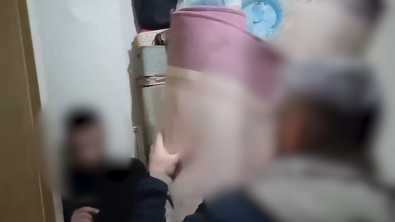 10 yıl hapis cezalı firari yakalandı! Halıların arkasına saklandı ama kaçamadı