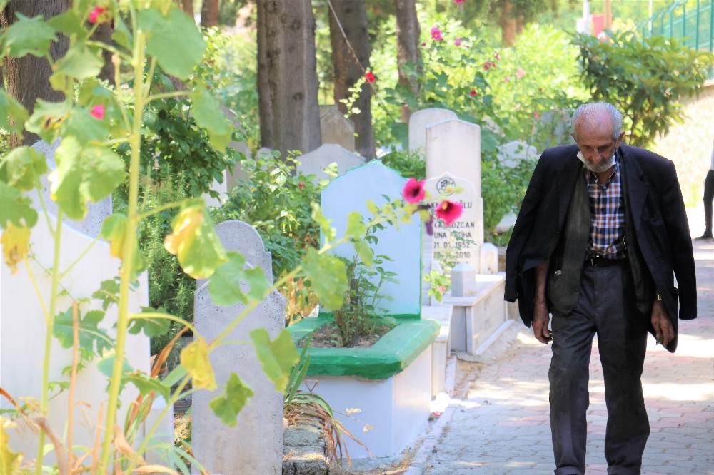10 yıldır eşinin mezarını her gün ziyaret ediyor 