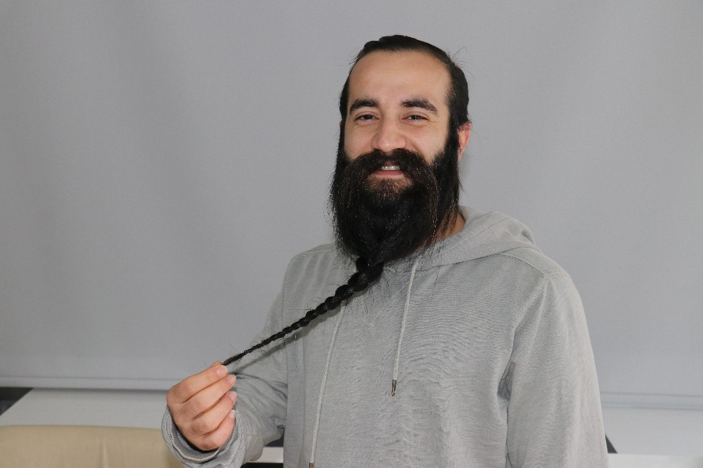 10 yıldır uzattığı sakalını satışa çıkardı 