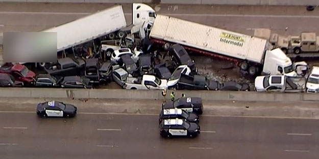 100 aracın karıştığı zincirleme kazada ortalık savaş alanına döndü