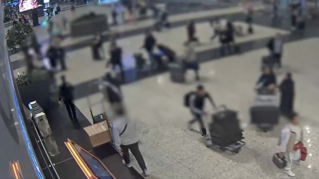 100 bin dolarlık kuşları sahte pasaportla kaçıracaklardı!