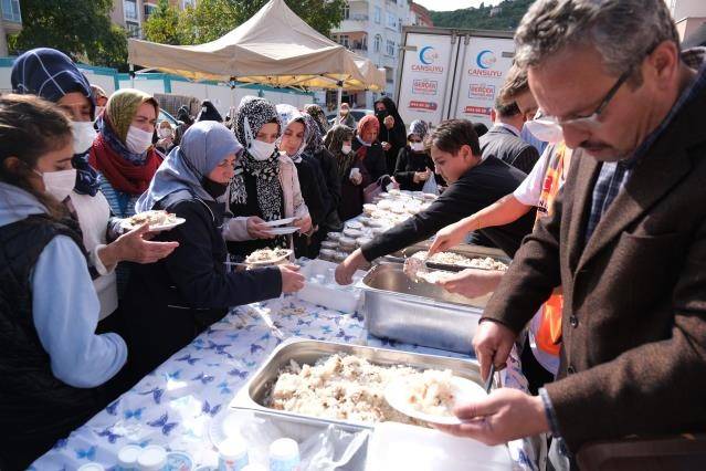 100 bin kişilik yemek dağıtıldı! Sel felaketinde ölenler için mevlit okutuldu