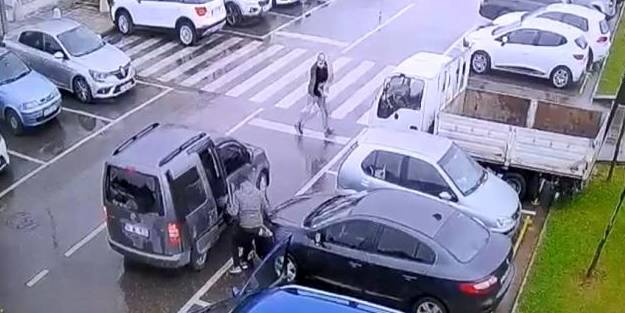 100 bin TL'yi böyle çaldılar! Kapkaç anı kamerada