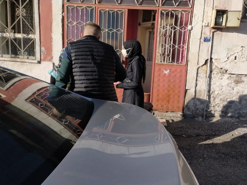100 gönüllü öğrenciden 100 aileye yardım 