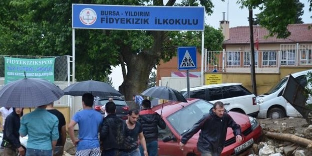 100 kişi oy kullanırken mahsur kaldı