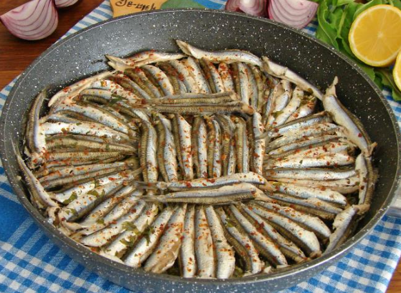 100 liradan satılan hamsiye yoğun ilgi