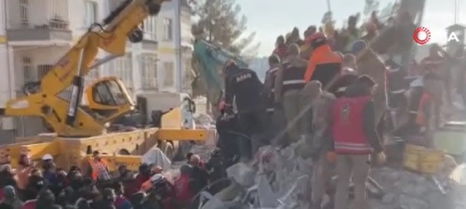 100 saat sonunda gelen mutluluk! Anne ve evladı böyle kurtarıldı