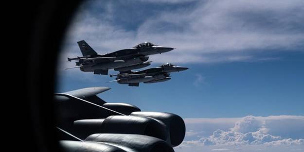 100 savaş uçağı birden havalandı! Türk F-16'ları kadraja girdi