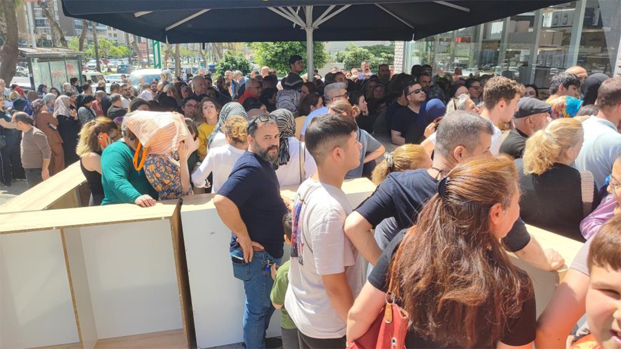 100 TL'lik ürün izdihamı Satana mı kızalım birbirini ezene mi
