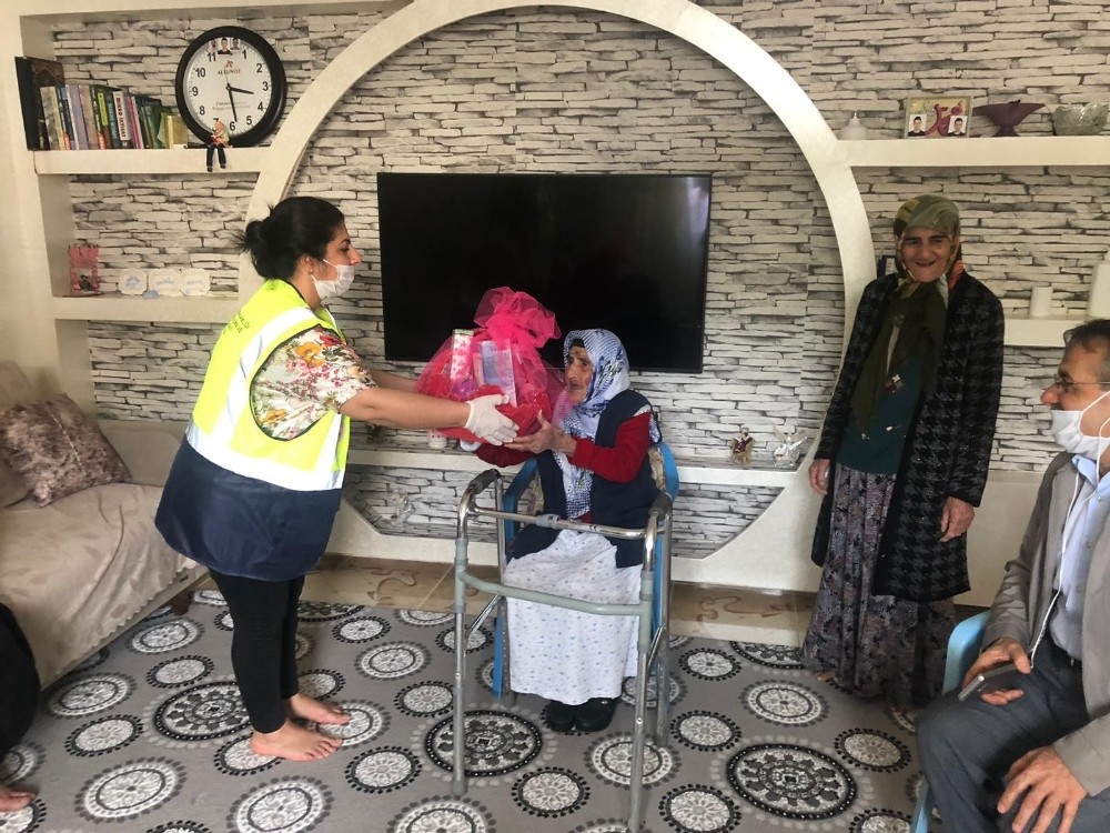 100 yaşına girenlere sürpriz doğum günü 
