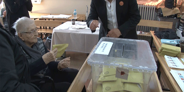 100 yaşındaki kadın vatandaşlık görevi için sandık başına geldi