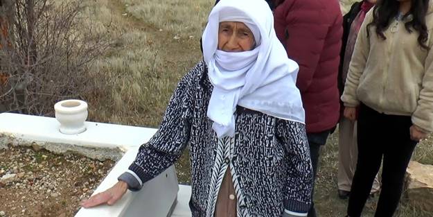 100 yaşındaki şehit annesi, üniversitelilerle oğlunun kabrine fidan dikti