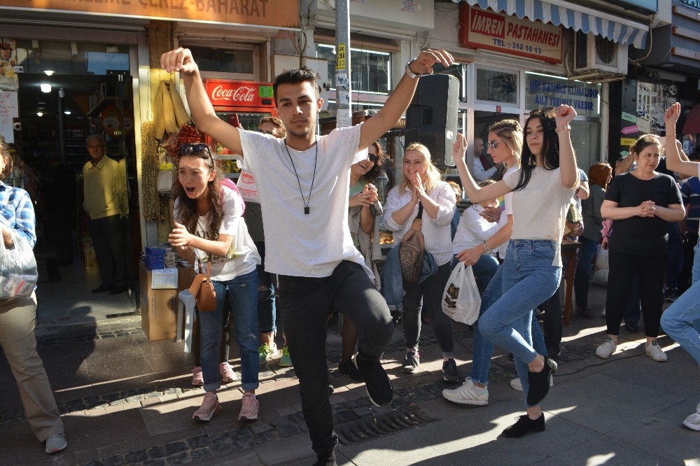 100. yıl için 100 kursiyer sokakta harmandalı oynadı 