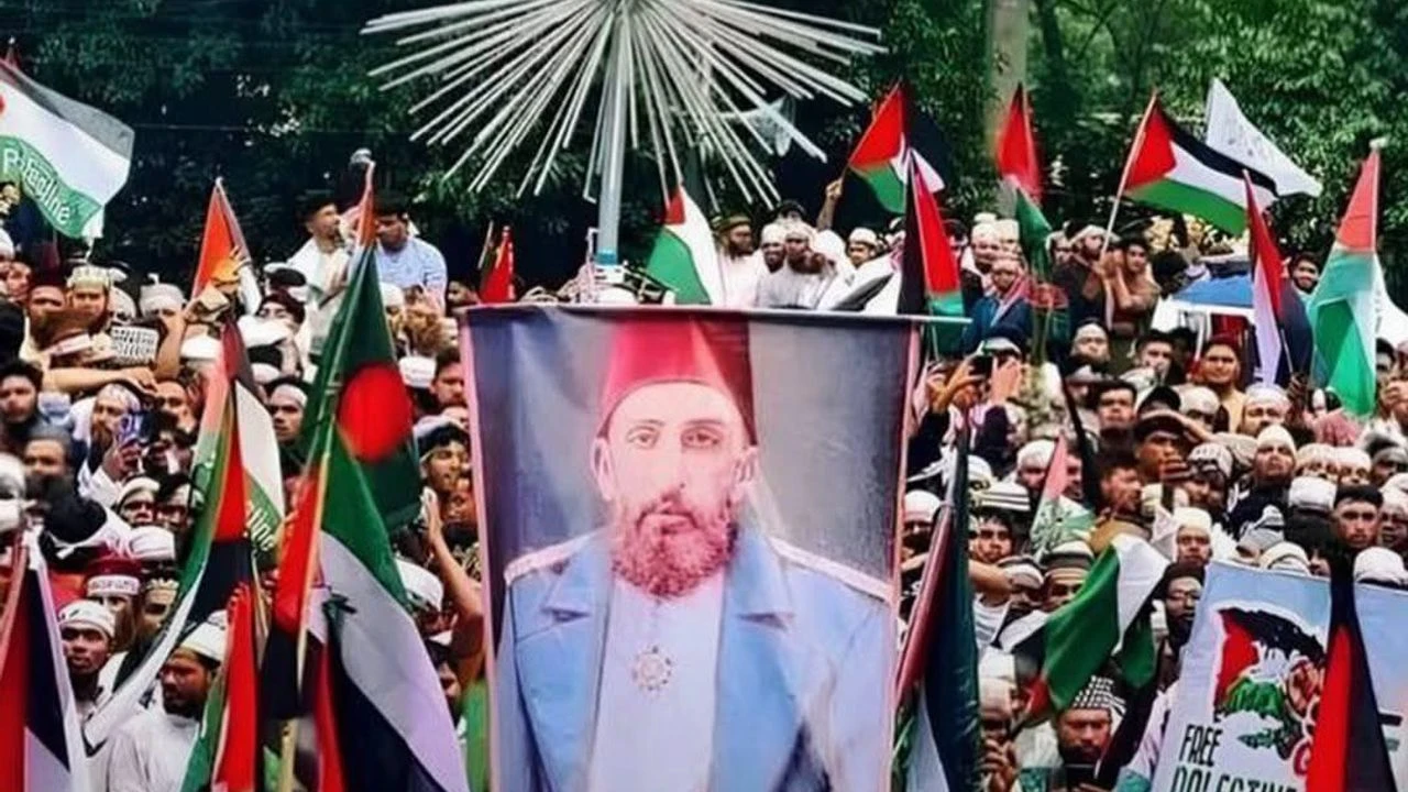 100 yılda geçse hilafetin tesiri tükenmemiş: Bangladeş'teki Gazze eyleminde Abdülhamid Han portresi!