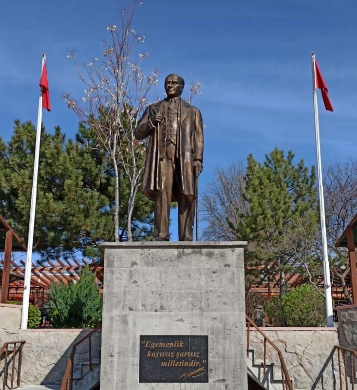 100. yılda kardeş kente Atatürk heykeli 