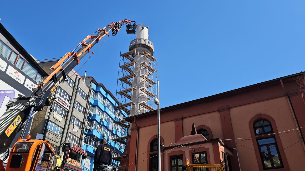 100 yıllık caminin minaresi yıkılıyor!