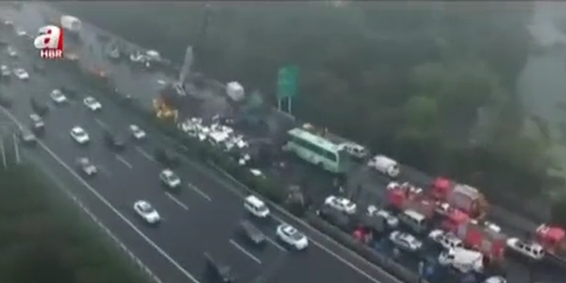 100'den fazla araç birbirine girdi!