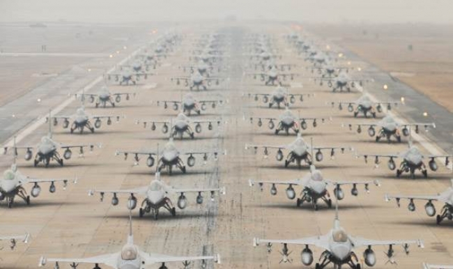 100'e yakın savaş uçağıyla gövde gösterisi