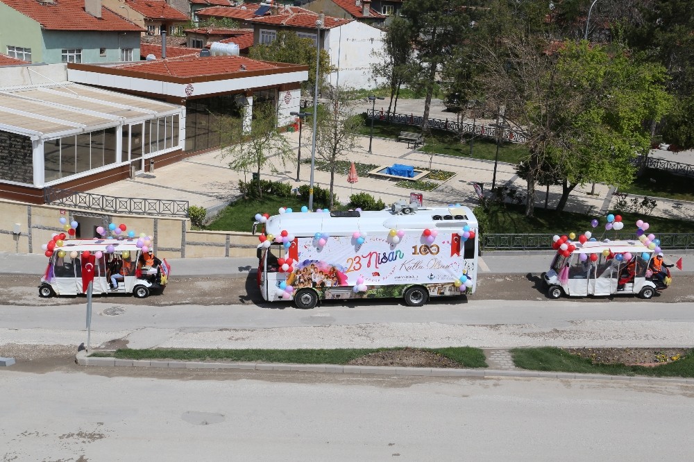 100’üncü yıl otobüsü Sivrihisar sokaklarında neşe dağıttı 