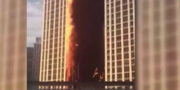 101 katlı binada korkutan yangın! Alevler binayı sardı